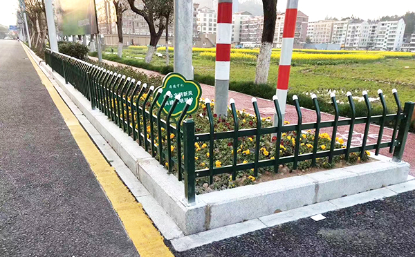 鋅鋼草坪護欄（lán）（防（fáng）爬（pá）折彎類）
